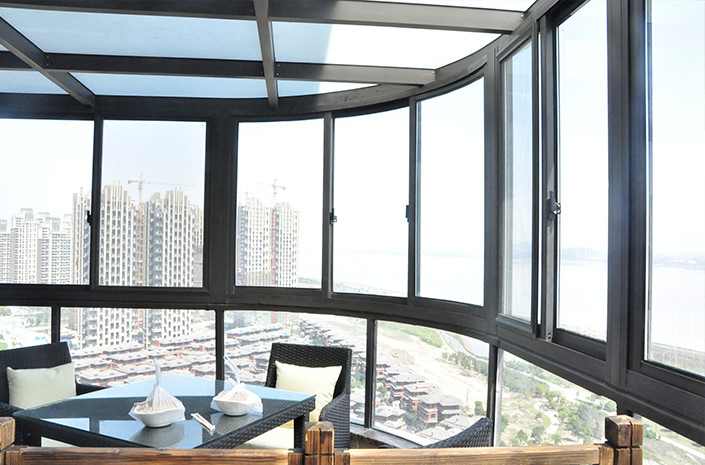 把阳台 “封” 成小太阳房